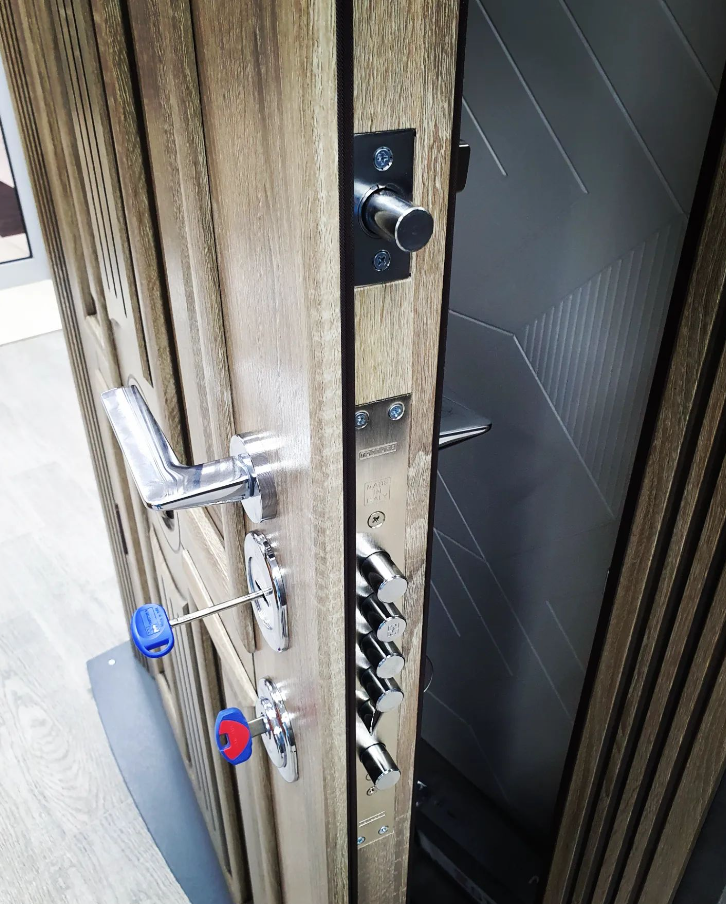 Cilindro antibumping y cerradura multipunto en puerta de entrada acorazada