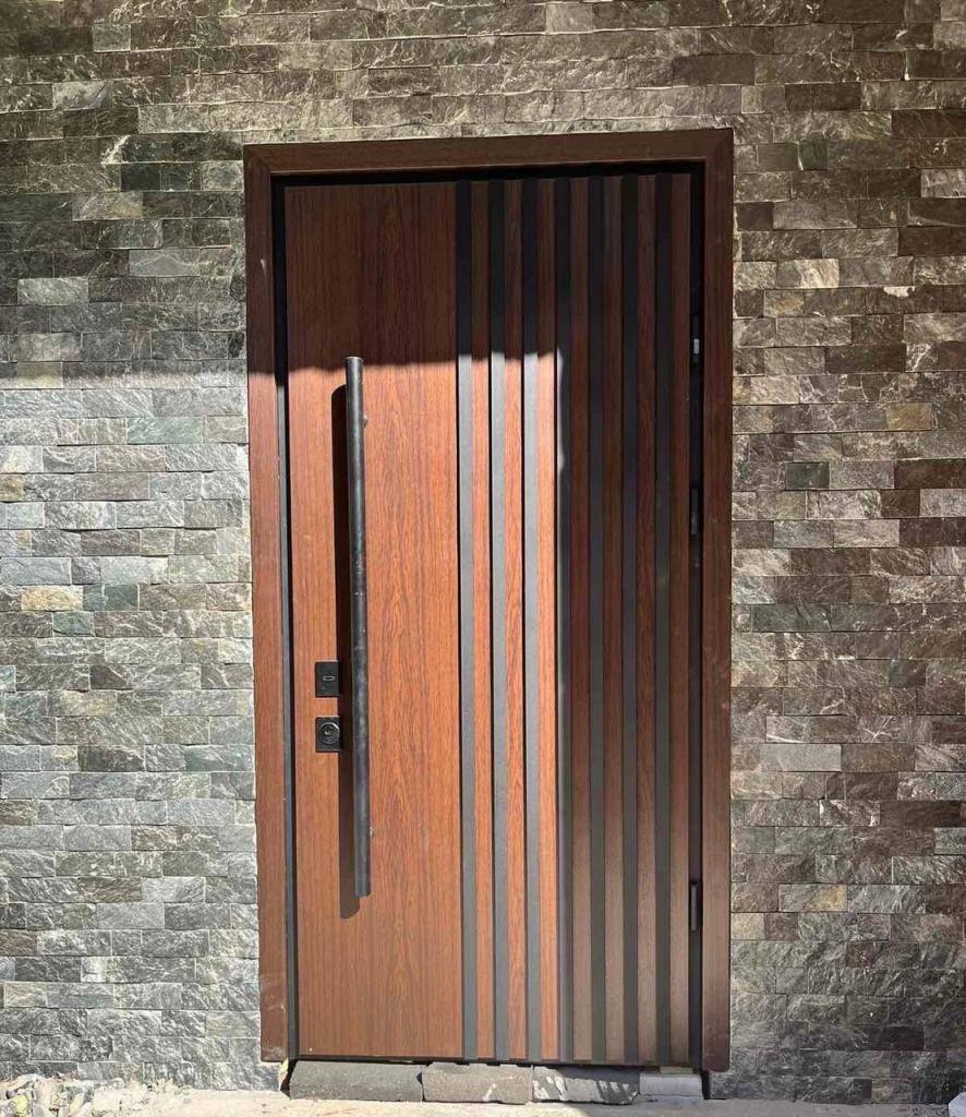 Puerta blindada de madera clara y cristal