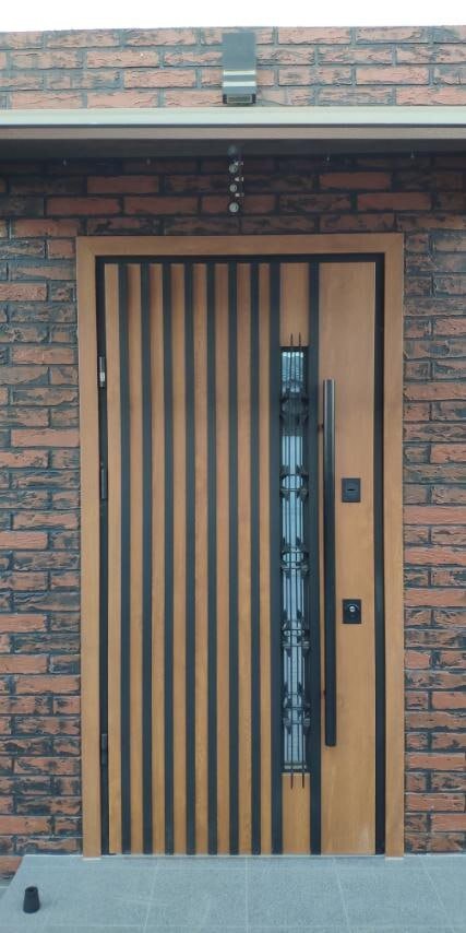 Puerta acorazada color madera con cristal vertical
