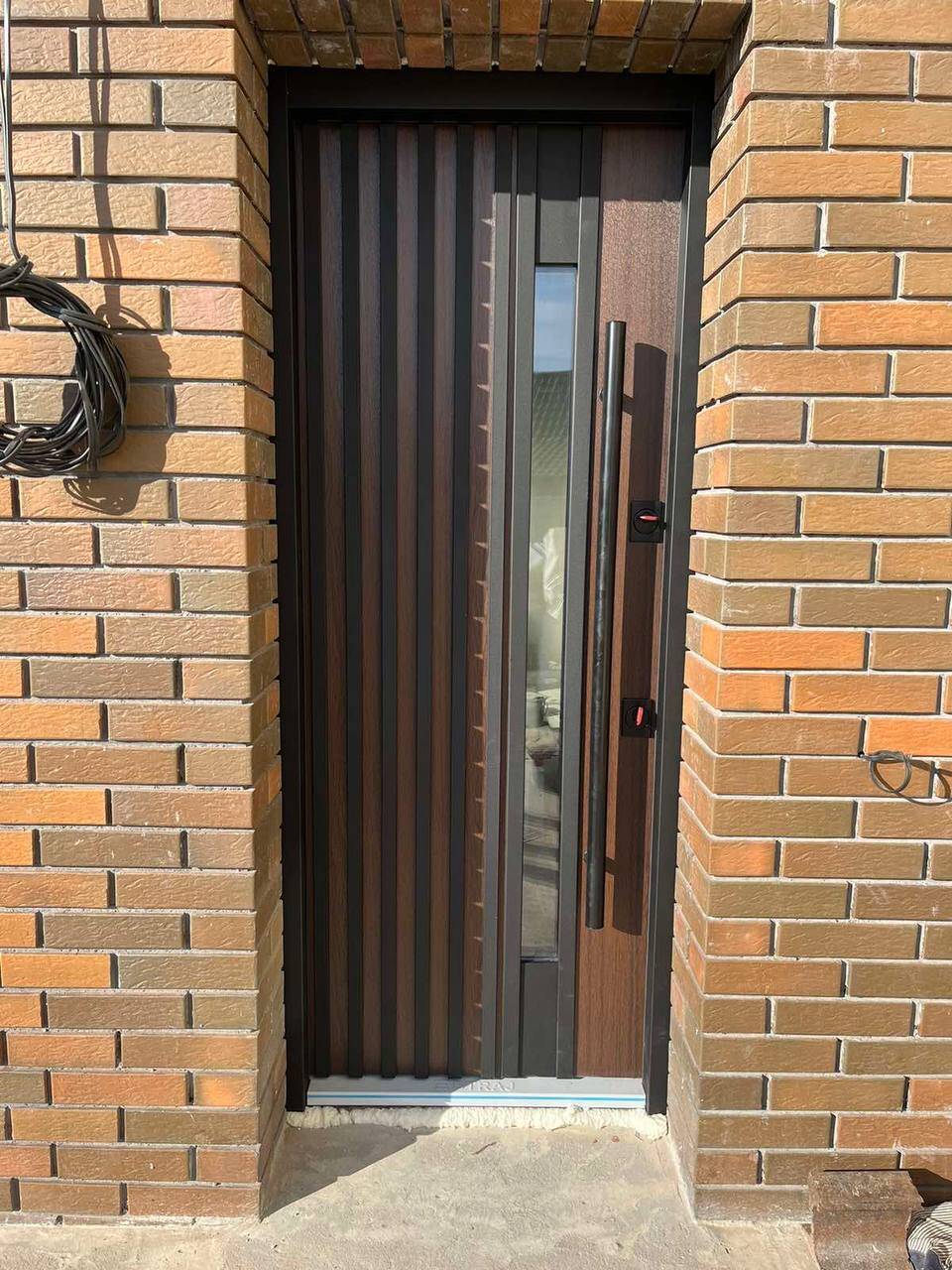 Puerta acorazada moderna instalada