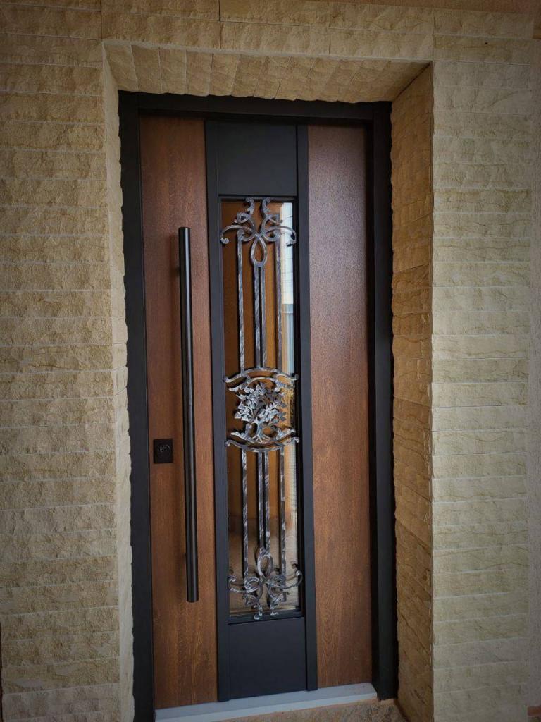 Entrada antracita con cristal y sistema antipalanca.