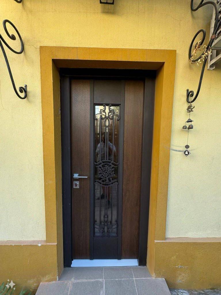 Puerta exterior madera con cristal templado.