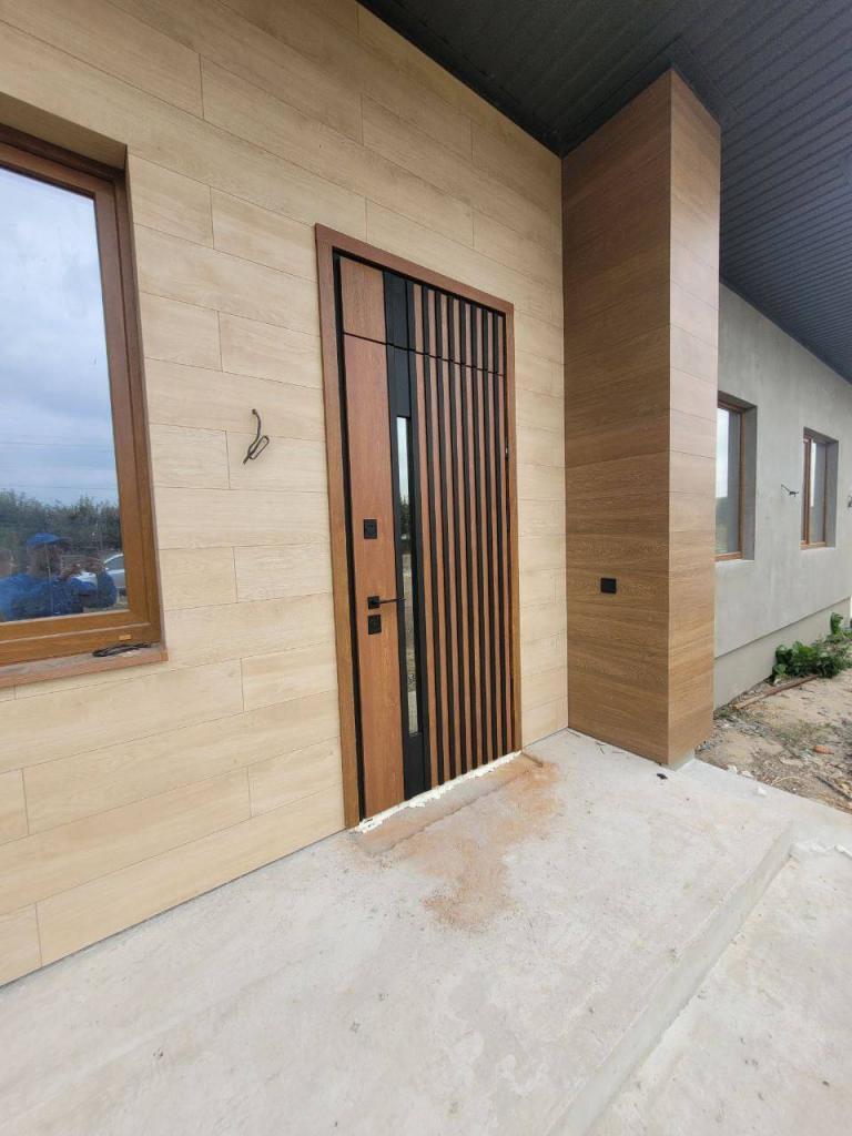 Puerta madera oscura con cristal espejo.