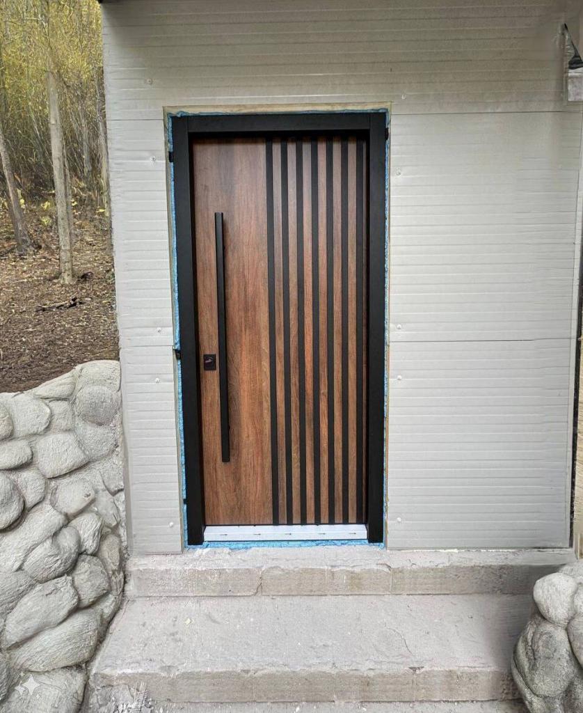 Puerta blindada madera con cristal y tirador vertical.