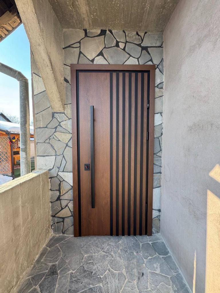 Puerta de seguridad efecto roble con cristal.