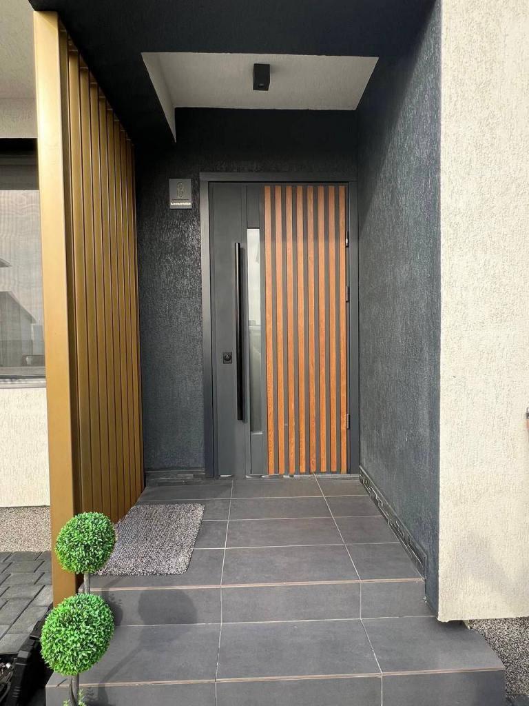 Puerta gris claro con cristal templado esmerilado