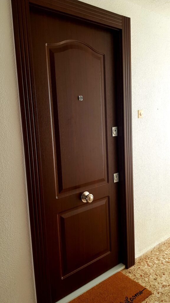 Puertas de entrada personalizadas para piso en Guardamar