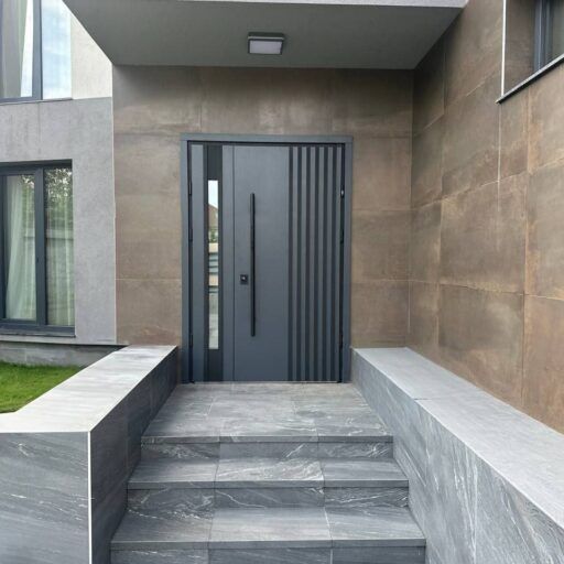 Puerta acorazada de entrada elegante de Puertas Guardamar en negro y gris acero