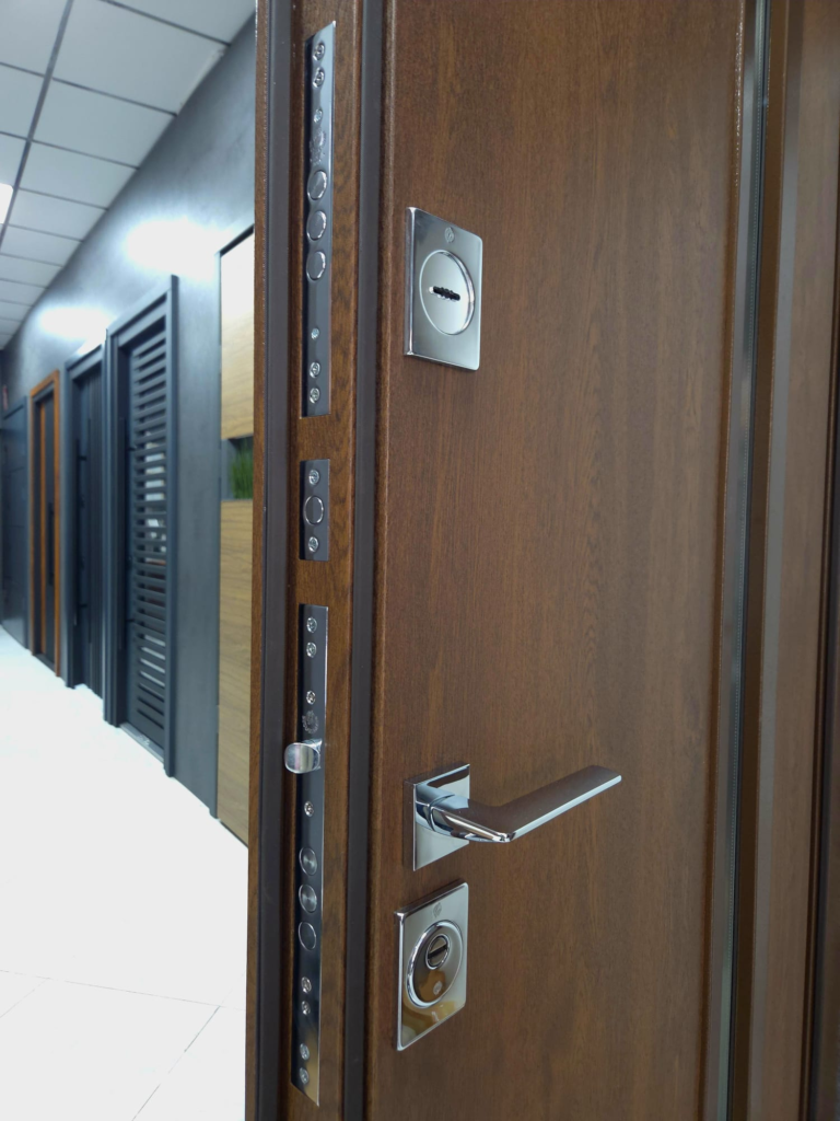 Puerta de entrada y de exterior sin cristal, máxima seguridad RC5, color imitación madera oscura