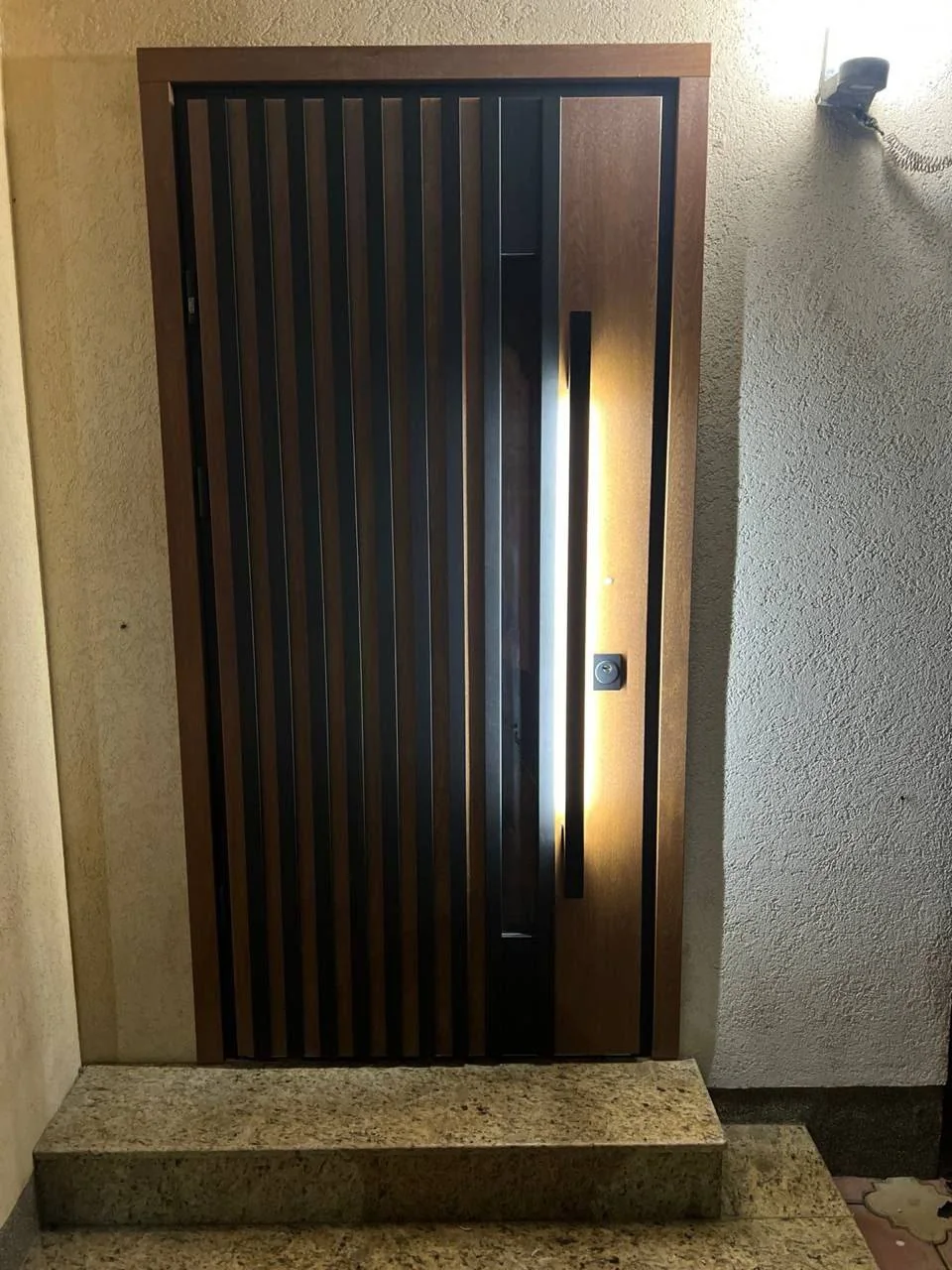 Puerta acorazada instalada en una vivienda de la Costa Blanca