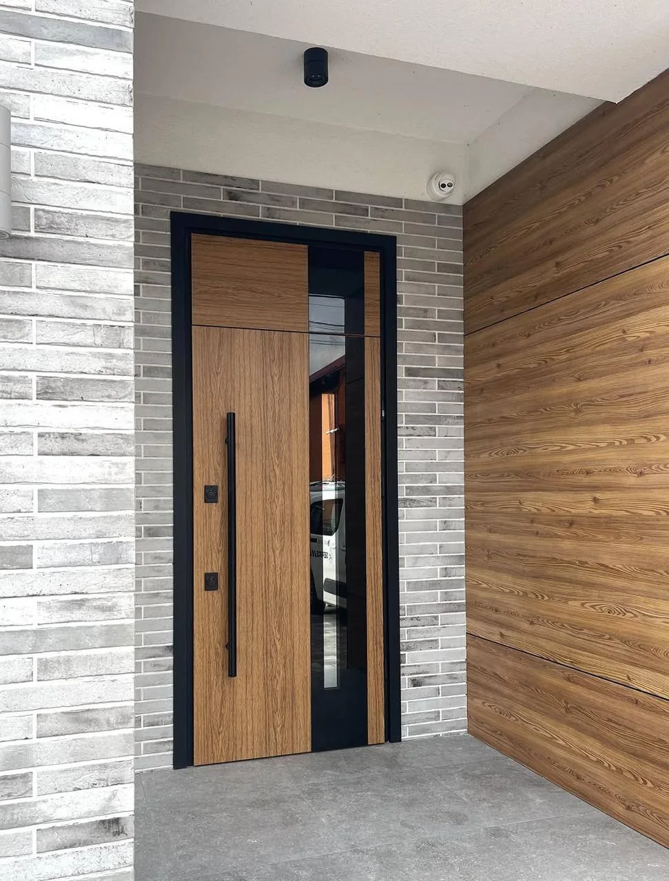 Puerta acorazada con acabado en madera